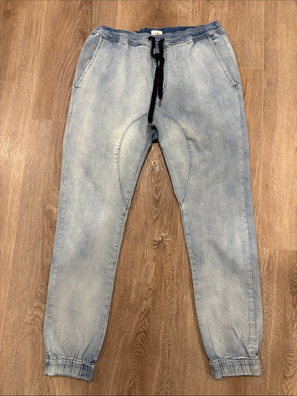 Lira Light Wash Men's Relaxed Jogger Jeans